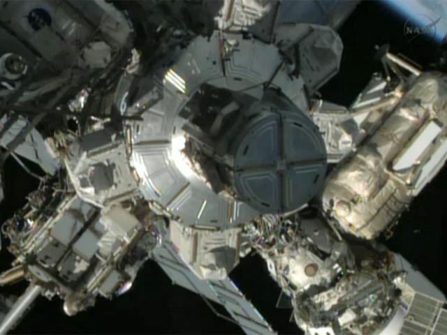 Американские астронавты Томас Машберн (Tomas Marshburn) и Крис Кэссиди (Chris Cassidy) начали внеочередной выход в открытый космос, чтобы определить место утечки аммиака из системы охлаждения