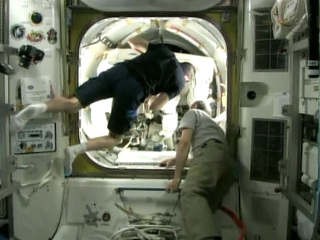 Американские астронавты Кристофер Кэссиди и Томас Машберн, выполняющие выход в открытый космос, заменили насос системы охлаждения, откуда предположительно проходила утечка аммиака