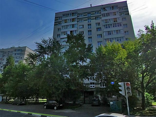 В субботу, примерно в 8:20 мск. с балкона 11 этажа жилого дома номер 6 на Снежной улице в столичном районе Свиблово выпал мальчик в возрасте 2,5 лет