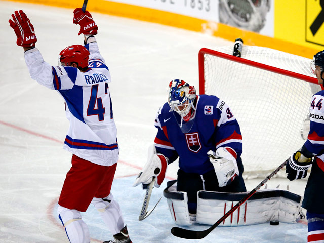 Сборная России выиграла предпоследнюю встречу группового этапа чемпионата мира по хоккею и обеспечила себе участие в четвертьфинале турнира, проходящего в Швеции и Финляндии