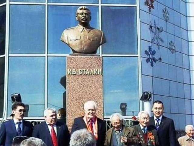 Открытие памятника Сталину состоялось на территории ОАО "Алмазы Анабара", в Якутске, 8 мая. Это уже второй памятник советскому лидеру, установленный в Якутии в XXI веке
