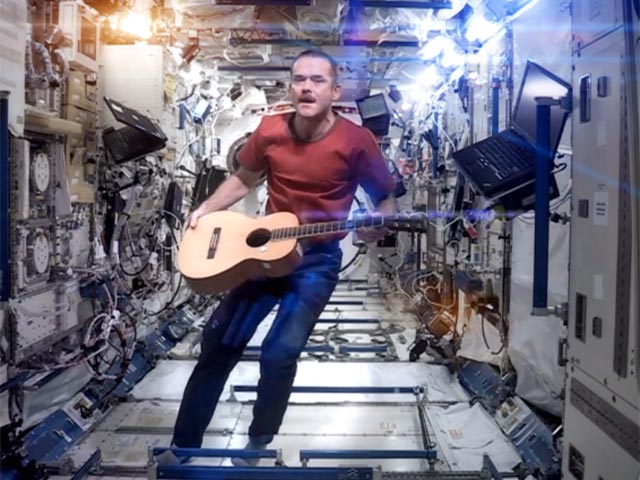 Командир экипажа Международной космической станции, канадский астронавт Кристофер Хэдфилд, который возвращается с МКС на Землю в понедельник, записал в космосе видео на песню Дэвида Боуи Space Oddity