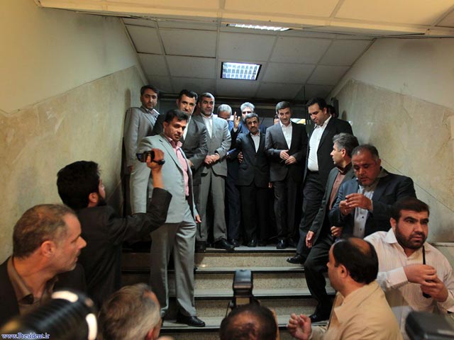 Ахмади Нежад сопровождал своего ближайшего соратника, главу своей администрации Эсфандияра Рахима Машаи при его регистрации для участия в выборах главы государства