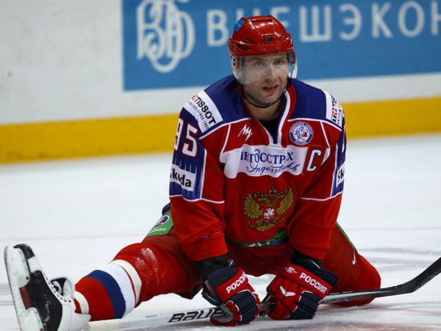 Нападающий Алексей Морозов, с 2004 года выступавший за казанский "Ак Барс", стал хоккеистом московского ЦСКА, сообщается на официальном сайте армейского клуба