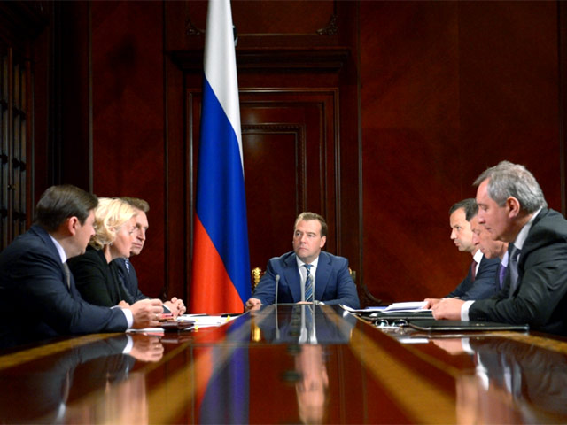 Премьер-министр России Дмитрий Медведев на совещании со своими заместителями поддержал законопроект, позволяющий женщинами рожать третьих детей, не беспокоясь за свой трудовой стаж и будущую пенсию