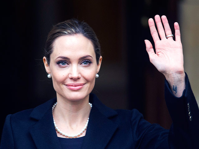 Знаменитая голливудская актриса Анджелина Джоли перенесла операцию - мастэктомию (удаление молочной железы), чтобы предотвратить риск развития рака груди
