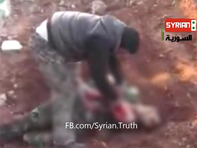 В Сети появилось чудовищное видео, на котором, как утверждается, запечатлен сирийский повстанец, вырезающий сердце из груди убитого солдата правительственных войск и поедающий его