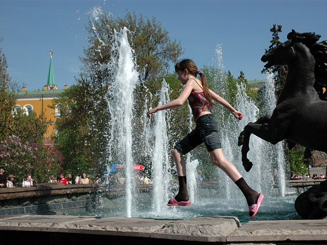 Погода в Москве поставила очередной температурный рекорд, и теперь синоптики предупреждают о приближении аномальной жары