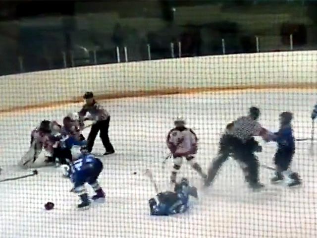 В интернете появилось видеозапись массовой драки во время детского хоккейного турнира в российском Новокузнецке. Согласно описанию, в потасовке принимали участие ребята 2002 года рождения из детских команд "Металлурга" и "Барыса"