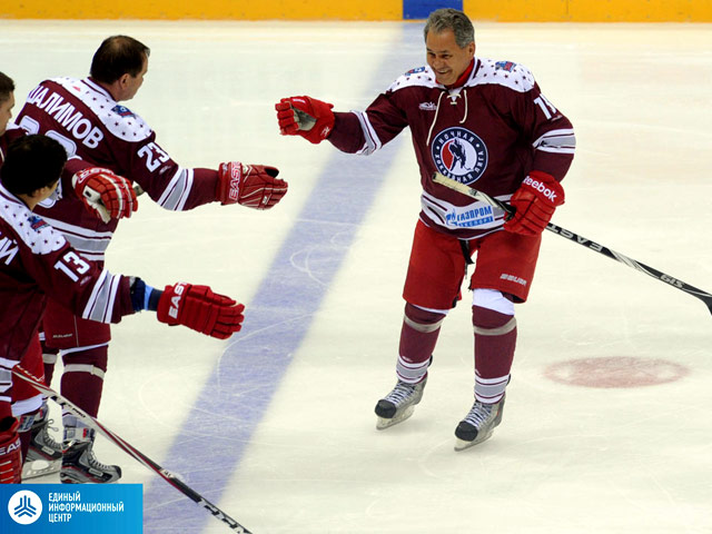 Всероссийский фестиваль Ночной хоккейной лиги (НХЛ) в Сочи завершился гала-матчем, в котором сразились спортсмены-любители против олимпийских чемпионов, министров и губернаторов России