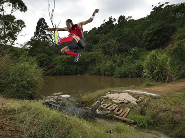 Зимний чемпион мира 2008 года по легкой атлетике южноафриканец Хотсо Мокоена, специализирующийся в прыжках в длину и тройном прыжке, перепрыгнул ручей с крокодилами