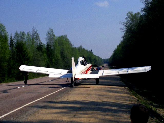 Небольшой частный самолет Piper-36 12 мая совершил экстренную посадку на автотрассе Тверь-Ржев, так как у него практически закончилось горючее
