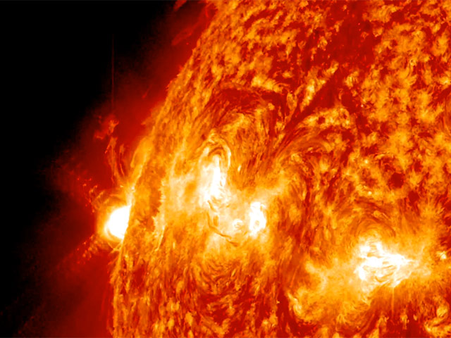 Физики и астрономы рапортуют об уникальном явлении: сразу три мощных вспышки произошли на Солнце за одни сутки в одной активной области