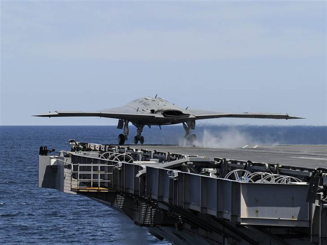 ВМС США впервые успешно произвели взлет ударного беспилотного летательного аппарата Х-47В с палубы авианосца "George H.W. Bush", находящегося в Атлантическом океане, у восточного побережья США
