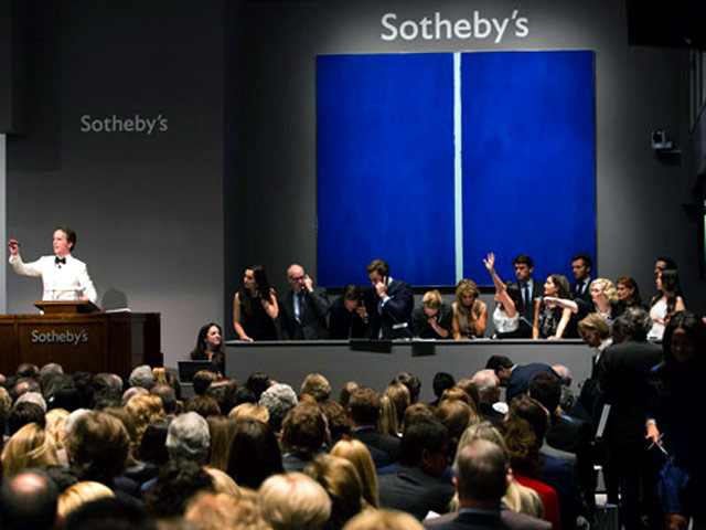 Монументальное полотно американского экспрессиониста Барнетта Ньюмана "Onement VI" продано во вторник на торгах произведениями современного искусства аукционного дома Sotheby's в Нью-Йорке за 43,8 млн долларов