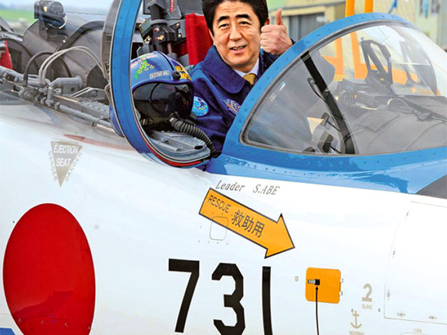 Фотография премьер-министра Японии Синдзо Абэ в кабине учебного военного самолета вызвала резкое недовольство в Южной Корее