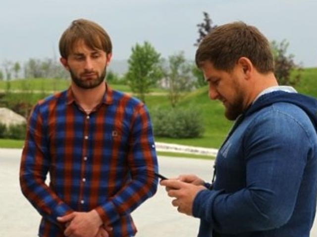 Глава республики Чечни Рамзан Кадыров выложил в интернете фото с жителем Наурского района Бекханом Ибрагимовым, который пожаловался на взяточничество со стороны сотрудников ОУФМС 