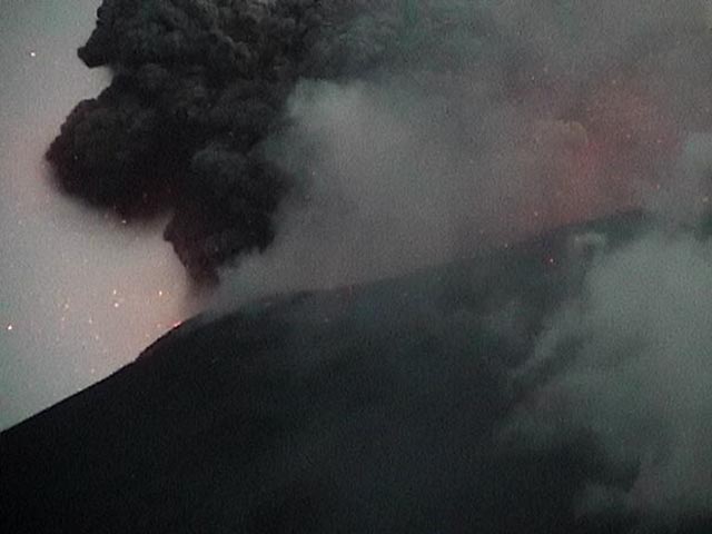 Активность мексиканского вулкана Попокатепетль не ослабевает - во вторник утром он вновь выбросил столб пара, дыма и газа, сообщает сайт Национального центра по предотвращению стихийных бедствий Мексики