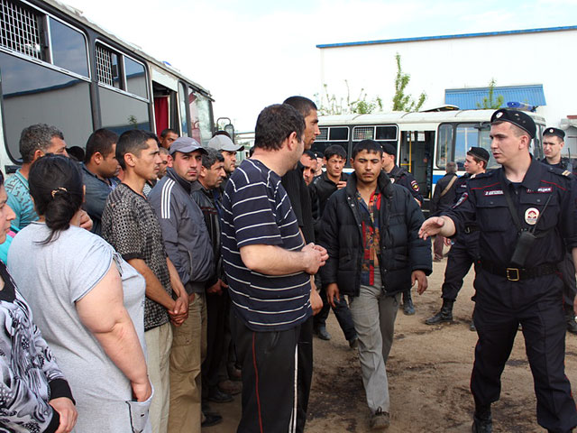 В промзоне на юге Москвы полиция провела очередной рейд по выявления нелегальных мигрантов