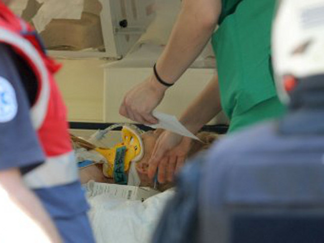 Министр здравоохранения Греции Андреас Ликурентзос посетил в афинской детской больнице раненного на Крите в результате нападения сотрудника отеля 11-летнего россиянина Никиту Онищенко