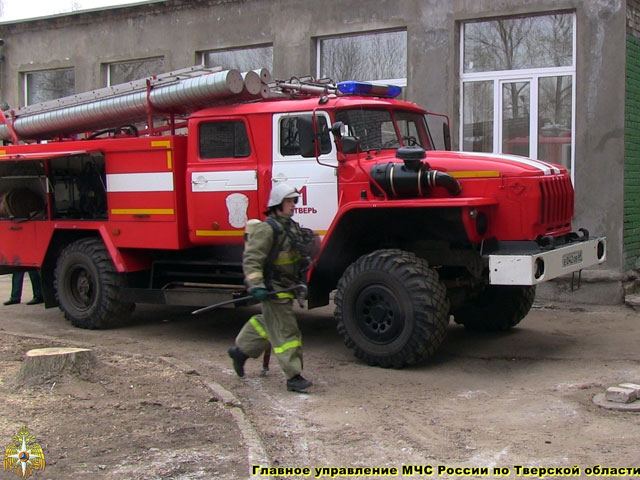 В Тверской области огонь охватил 15 домов дачного поселка, пострадавших нет