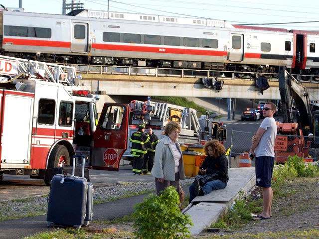 В США при столкновении пассажирских поездов пострадали 60 человек, состояние пяти из них оценивается как тяжелое