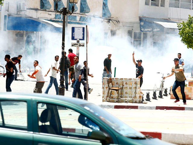 Сторонники радикальной исламистской группировки "Ансар аш-шариа" вступают в столкновения с сотрудниками сил правопорядка в Тунисе