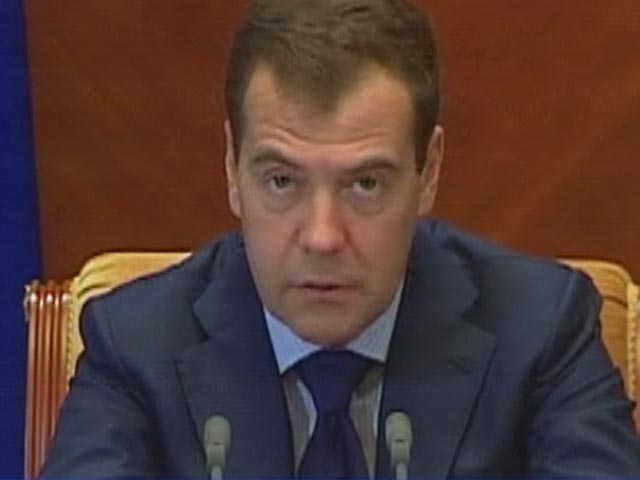  На фоне критики экспертов и слухов о возможной смене кабинета и премьера, сам Медведев не скрывает, что ситуация в экономике страны "средненькая", и что такой "кисляк" всех раздражает. Но "ничего сверхдраматичного" все же не происходит