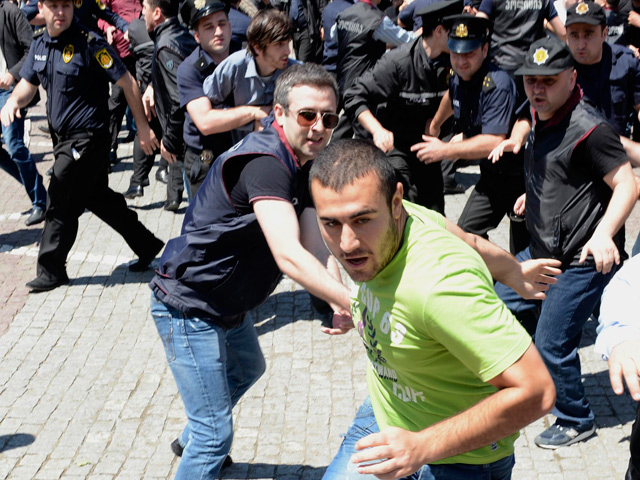 МВД Грузии задержало четырех участников нападение на представителей секс-меньшинств во время первого гей-парада в истории страны, прошедшего в центре Тбилиси 17 мая и обернувшегося побоищем