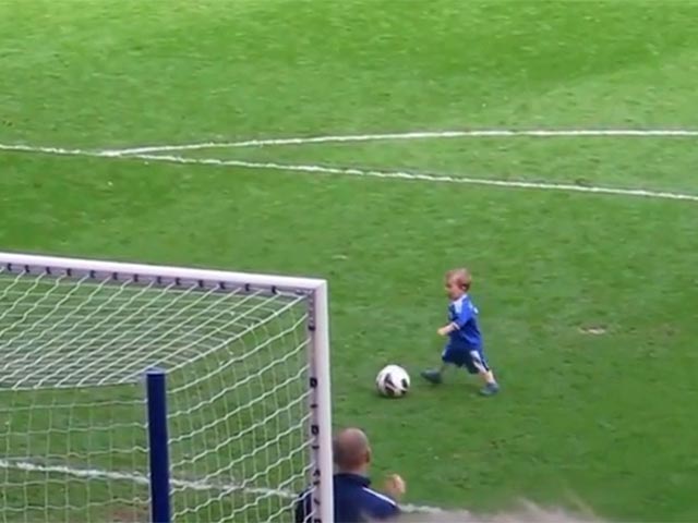 Двухлетний сын запасного вратаря лондонского "Челси" Росса Тернбулла стал едва ли не главной звездой воскресной торжественной церемонии на стадионе "Стэмфорд Бридж", посвященной окончанию сезона в английской Премьер-лиге