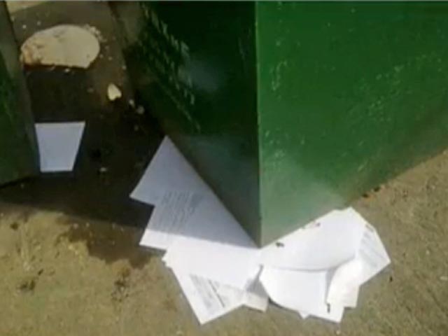Одно из отделений сбербанка в Зеленограде оказалось в затруднительном положении - из здания пропала пачка документов с персональными данными клиентов. Вскоре важные бумаги были найдены на ближайшей помойке