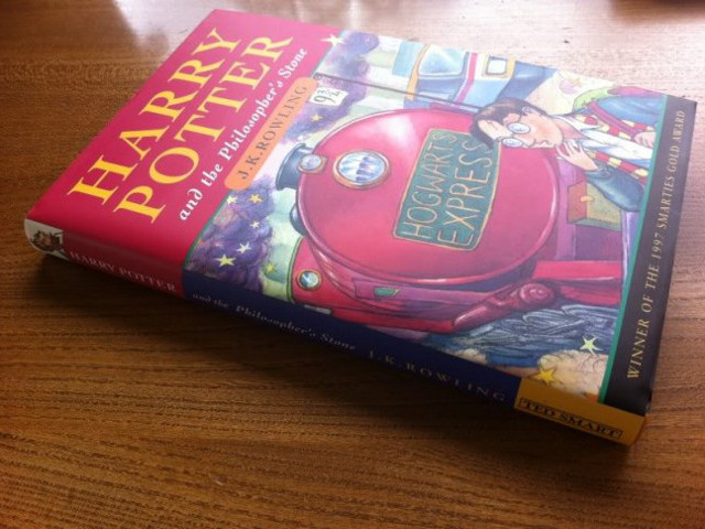 Экземпляр первого издания книги "Гарри Поттер и философский камень" (Harry Potter and the Philosopher's Stone) с пометками автора, Джоан Роулинг, продан на аукционе Sotheby's за 150 тысяч фунтов (227,2 тысячи долларов)