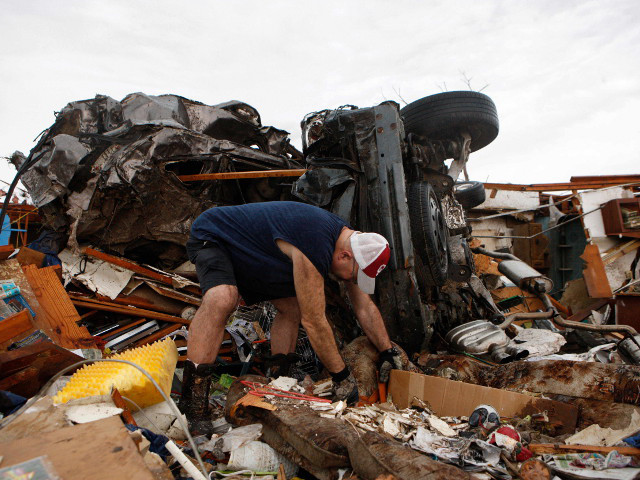 В разрушенном торнадо городе Мур в Оклахоме проживают 60 россиян и более 100 выходцев из стран СНГ. Насколько известно, никто из них не пострадал физически, но стихийное бедствие нанесло значительный ущерб их имуществу