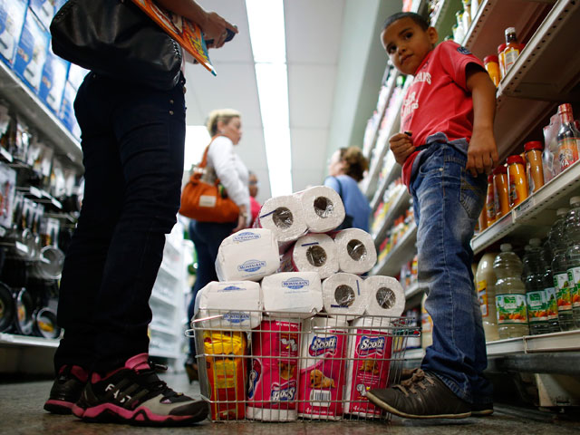 Путь к социализму: Венесуэла срочно закупает за границей туалетную бумагу и другие средства гигиены