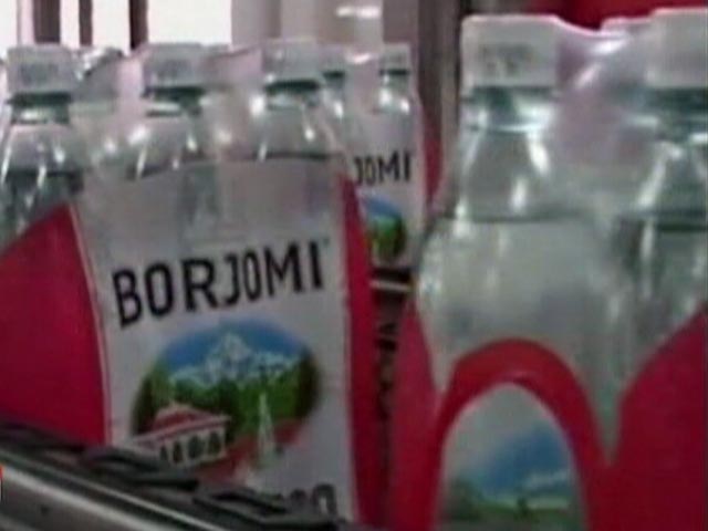 Знаменитая грузинская минеральная вода "Боржоми" совсем скоро появится на прилавках столичных магазинов. Первые партии товара уже прошли регистрацию на Мамонтовском таможенном посту Московской области