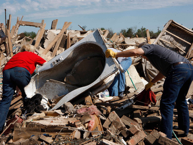 Неизвестной остается судьба шести человек, пропавших после разрушительного торнадо, который обрушился на американский штат Оклахома