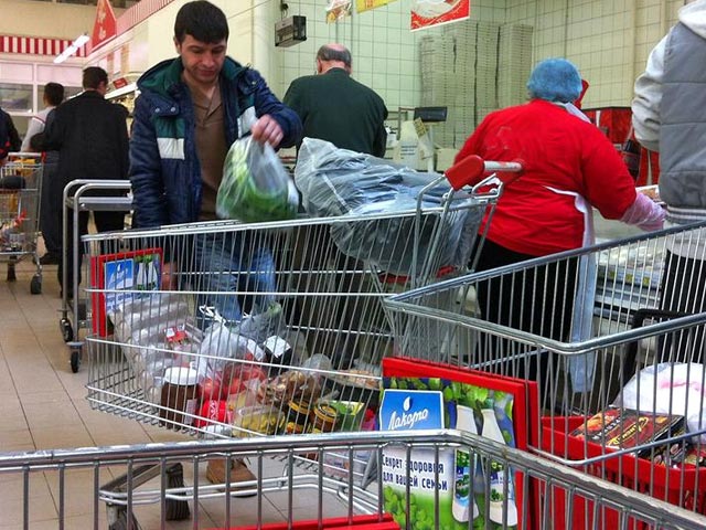 Российские потребители стали реже ходить в магазин, зато покупают каждый раз больше товаров. Среднестатистическая российская семья ежегодно тратит на товары повседневного спроса 108 800 рублей