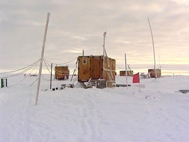Российская исследовательская станция в Арктике попала в критическую ситуацию - льдина, на которой дрейфует станция "Северный полюс - 40", начала разрушаться