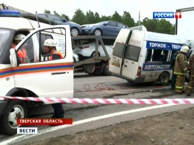 В Тверской области разыскивают водителя автомобиля, из-за которого на трассе "Россия" столкнулись грузовик, скутер и маршрутка