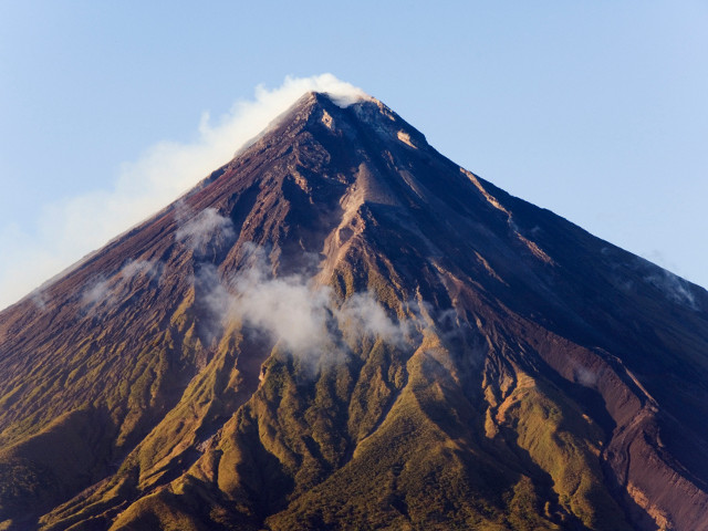 На Филиппинах благополучно прошла операция по спасению российского туриста, получившего серьезную травму при восхождении на вулкан Мэйон