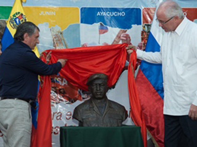 Президент России Владимир Путин передал подарок своему венесуэльскому коллеге Николасу Мадуро - бронзовый бюст предыдущего лидера страны, ныне покойного Уго Чавеса