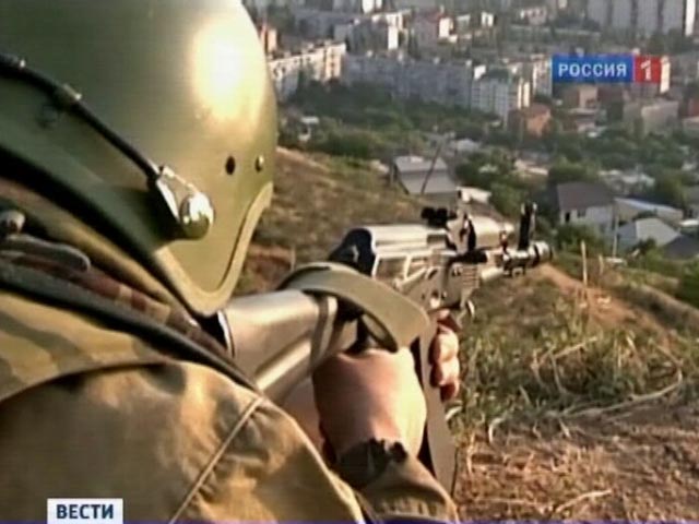 В окрестностях селения Губден в Дагестане продолжается спецоперация: силовики ликвидировали еще одного террориста. Им оказался 18-летний Магомедхабиб Айгумов, при нем обнаружены автомат, граната и большое количество патронов