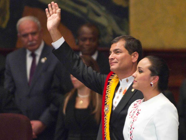В Эквадоре прошла инаугурация президента: главой государства в третий раз стал Рафаэль Корреа, его подномочия продлены до 24 мая 2017 года. Политик выиграл выборы, которые прошли еще в феврале: тогда он набрал 57% голосов