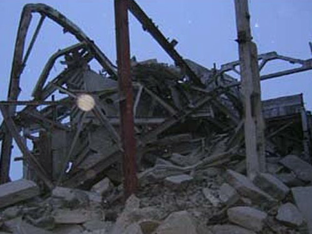 Обрушение железобетонных конструкций произошло в заброшенном здании производственного корпуса лесоперевалочного комбината в поселке Молодежный города Бийска