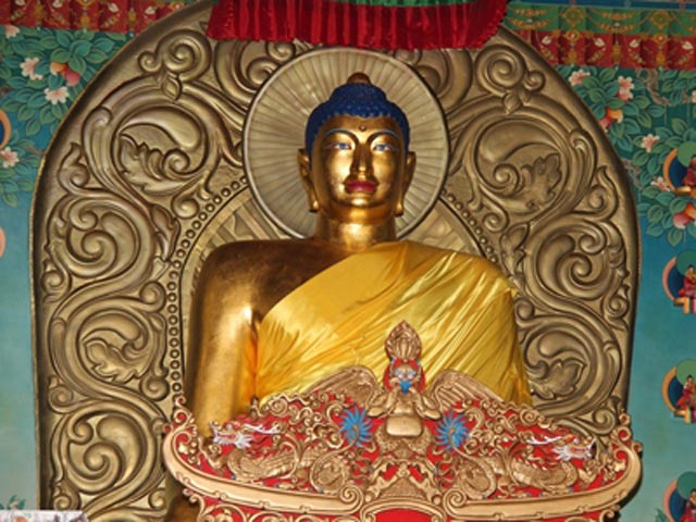 Согласно легенде, основатель буддизма родился в этот день в 623 году до нашей эры. Спустя время в этот же день Будда достиг просветления и в этот же день умер, уйдя в Паринирвану (бесконечный покой и счастье)