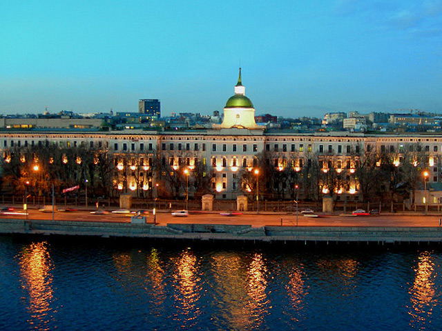 Одним из приоритетных вариантов расположения Парламентского центра является здание Военной академии ракетных войск стратегического назначения имени Петра Великого на набережной Москвы реки, вблизи Кремля