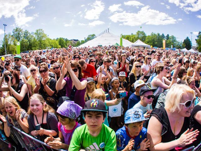 Организаторы фестиваля World Village Festival в Финляндии были вынуждены отменить намеченное на субботу утром выступление анонимных участниц российской панк-группы Pussy Riot - они куда-то пропали