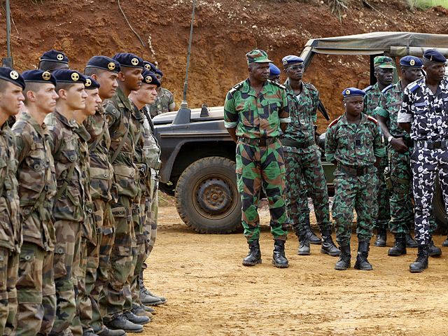 Планируется, что Париж постепенно передаст контроль малийским войскам и миротворческому контингенту ООН, который начнет свою операцию в июле перед началом всеобщих выборов