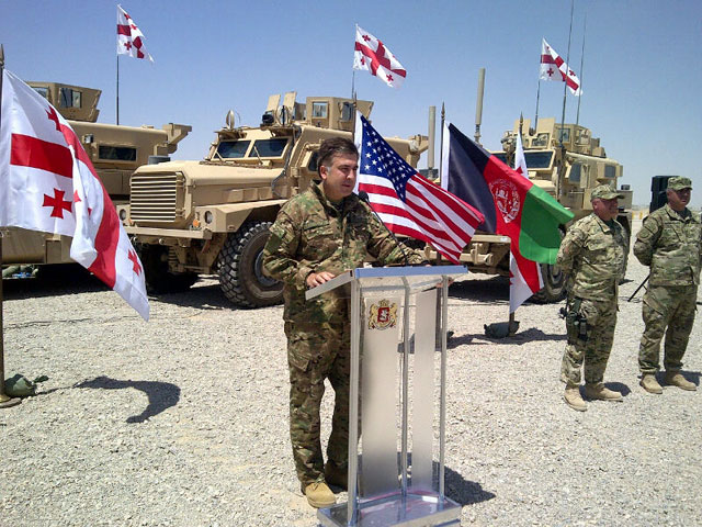 Саакашвили, оставшись без парада, поехал приветствовать воинов в Афганистан