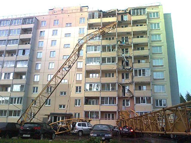 В Кирове строительный кран упал на многоэтажный дом, снеся девять балконов
